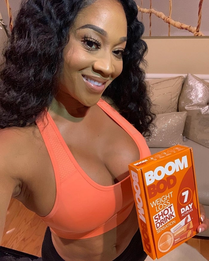 Mimi Faust taking a picture for promoting band Boom Bod.